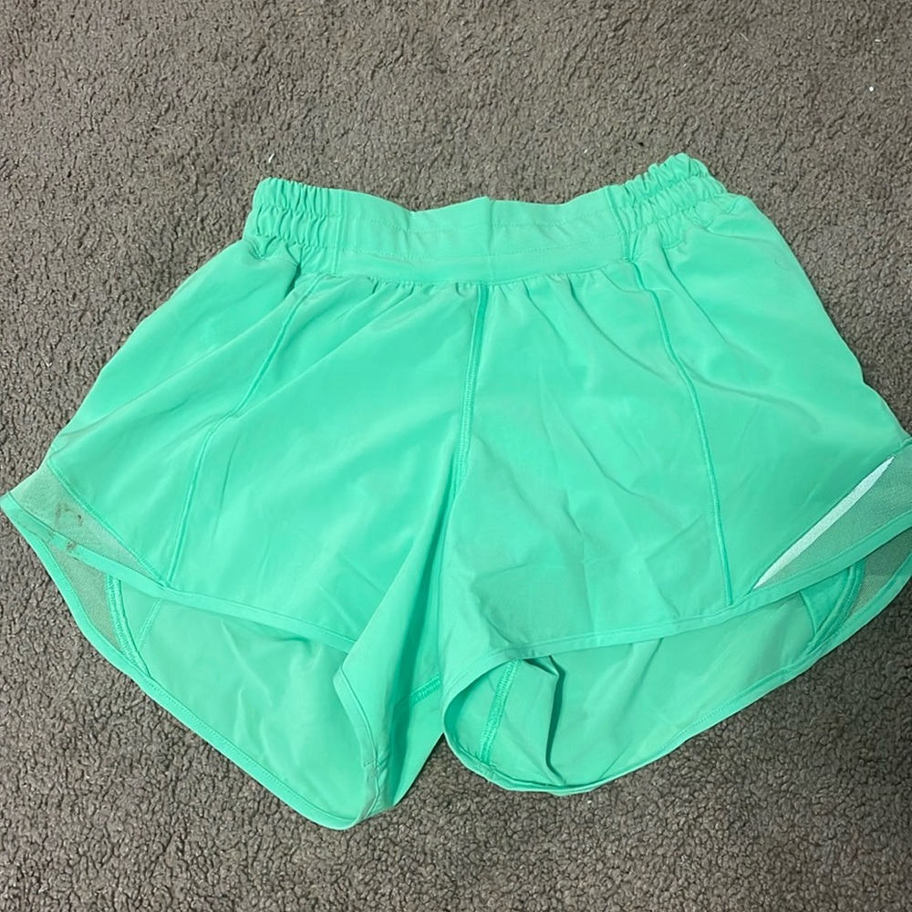 Size 4, Pistachio, Lululemon Hotty Hots 4”